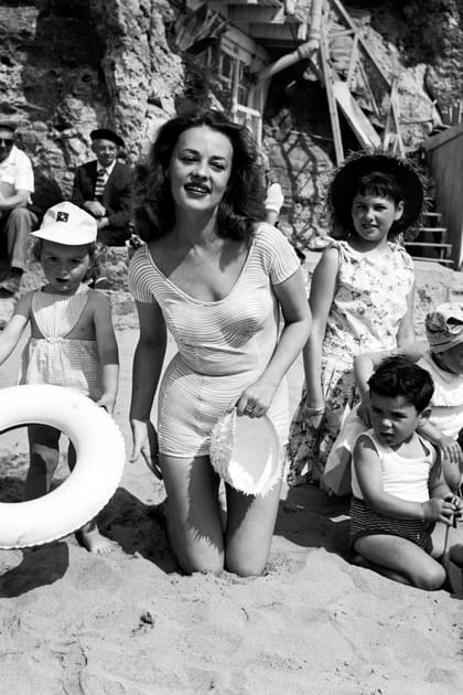 Jeanne Moreau en maillot de bain &agrave; rayures