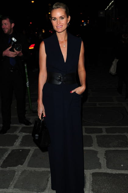 L&aelig;ticia Hallyday en combinaison noire sans manches au d&eacute;collet&eacute; plongeant