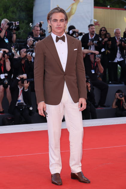 Chris Pine en costume marron et beige