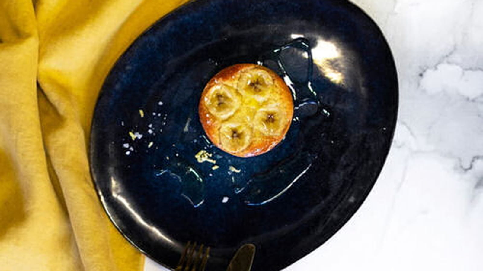 Tarte à la banane confite au sirop d'agave et fleur de sel, râpé d'écorces de citron