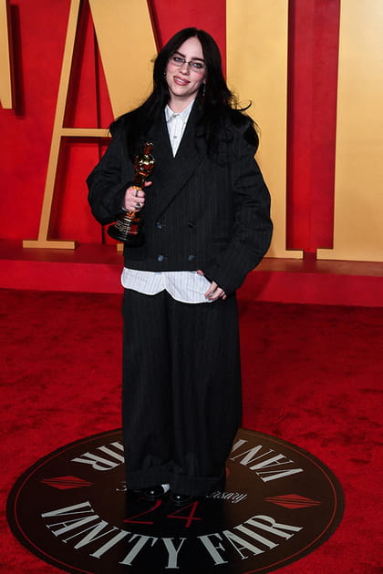 Billie Eilish en costume oversize à fines rayures