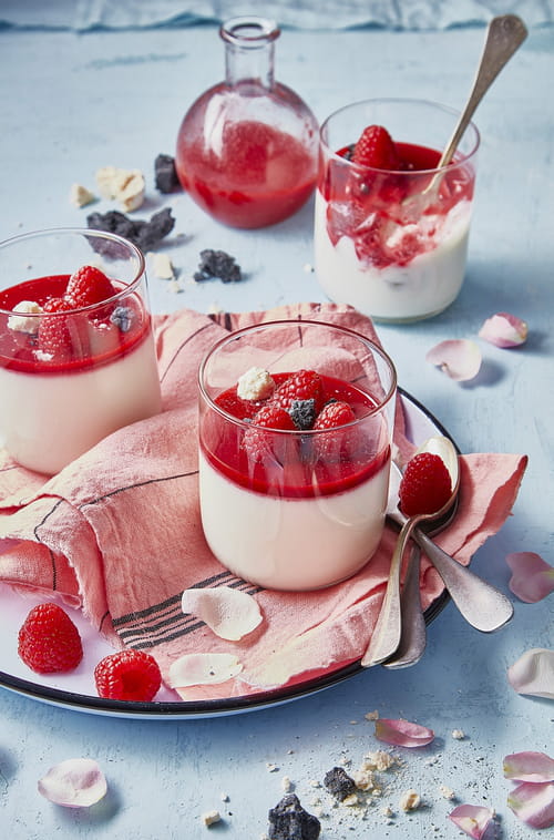 Panna cotta à la Crème Fraîche Chavroux, à l’eau de rose et coulis de framboise