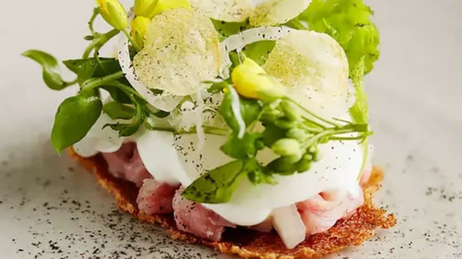 Tartare de veau et yaourt grec sur pain au levain croquant