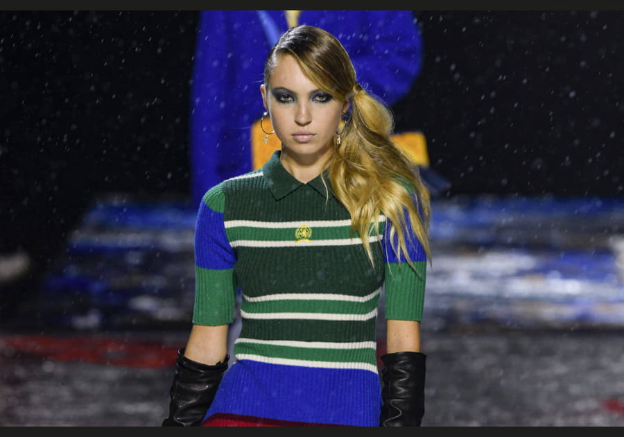 La queue-de-cheval sur le c&ocirc;t&eacute; de Tommy Hilfiger