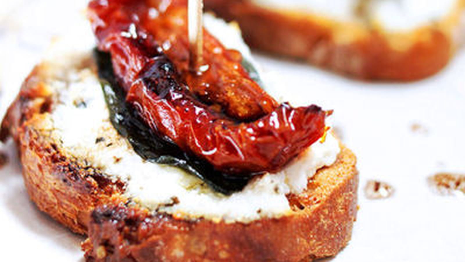 Tapas chèvre basilic et tomates séchées  