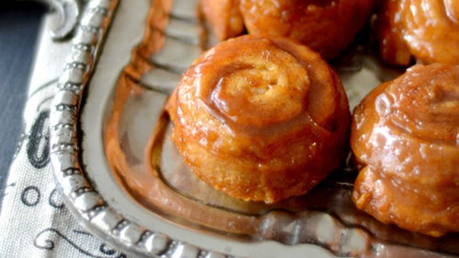 Spirales briochées caramelisées à l'orange, cannelle et noix de pécan