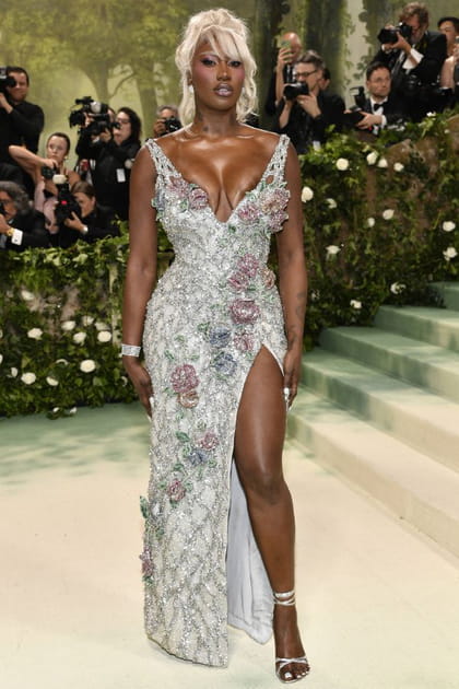 Aya Nakamura ose le d&eacute;collet&eacute; en haut comme en bas