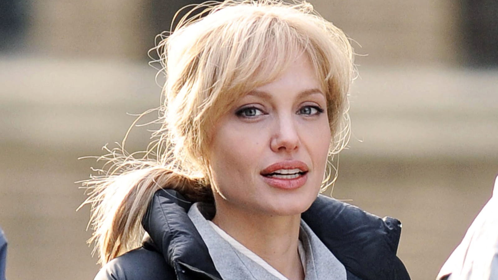 Angelina Jolie, en blonde