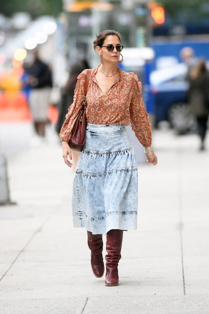 Katie Holmes en jupe en denim et blouse imprim&eacute;e