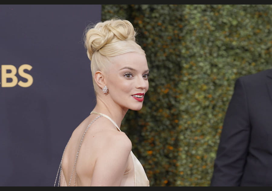 Le chignon &eacute;l&eacute;gant d'Anya Taylor-Joy