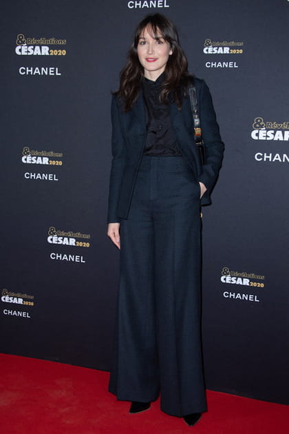 Ana&iuml;s Demoustier en tailleur &eacute;vas&eacute;