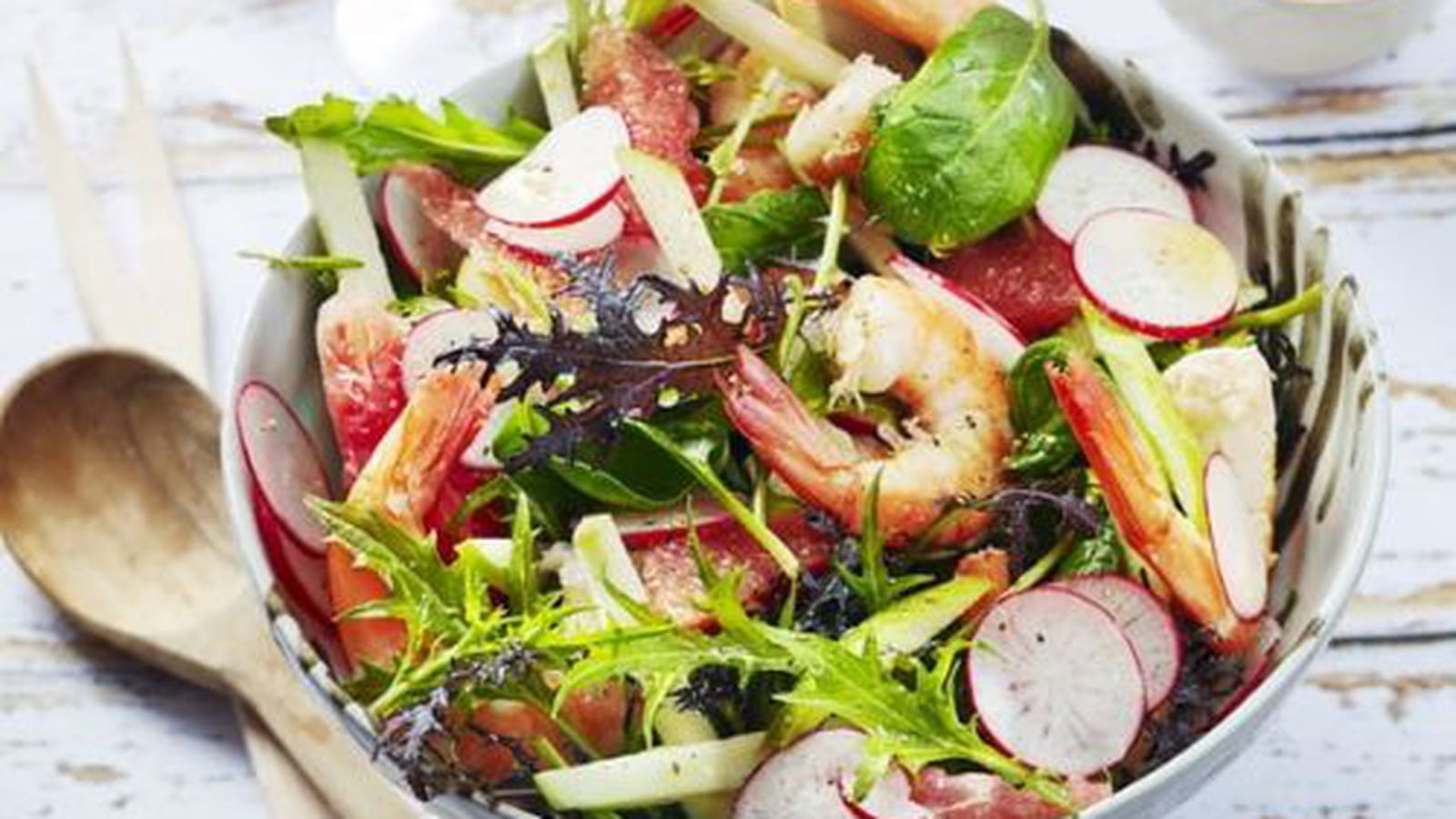 Salade de crevettes aux radis, pamplemousse, pomme, jeunes pousses et coriandre