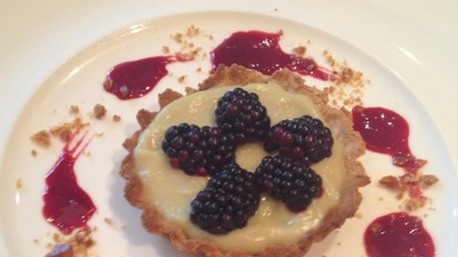Tartelette à la châtaigne, bruyère et aux mûres