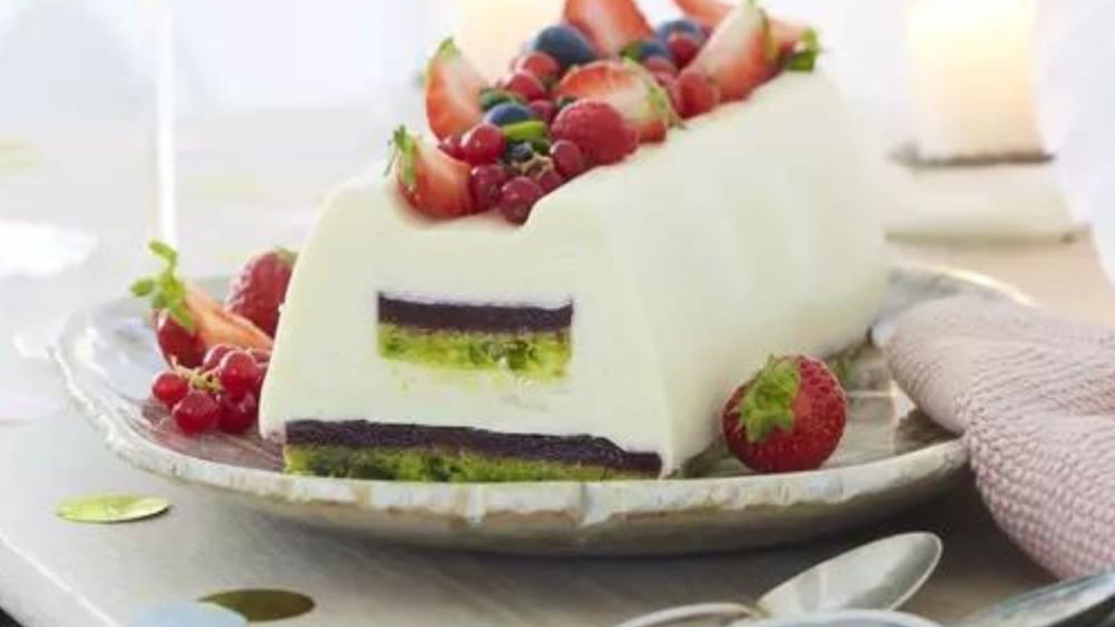 Bûche de Noël au chocolat blanc, fruits rouges et pistache