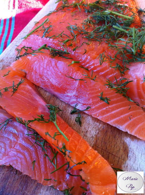 Saumon gravlax à la vodka et aux baies roses