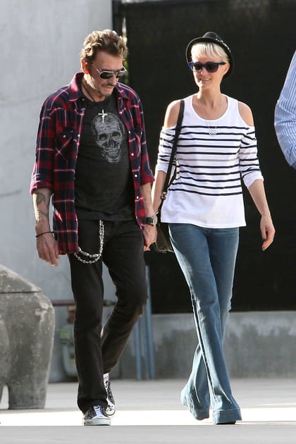 Læticia Hallyday en pull marinière cut out