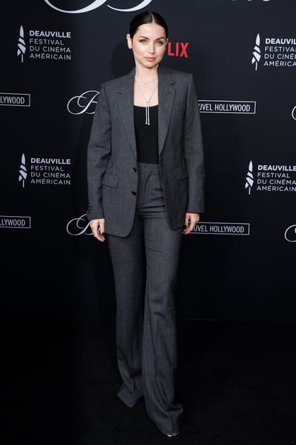 Ana de Armas en costume gris Celine