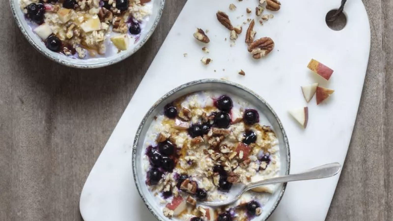 Porridge aux myrtilles, pommes et noix de pécan aux flocons d’avoine