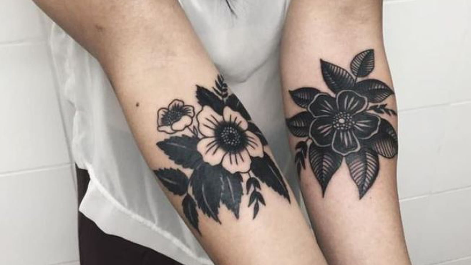 Fleurs sombres sur les avant-bras