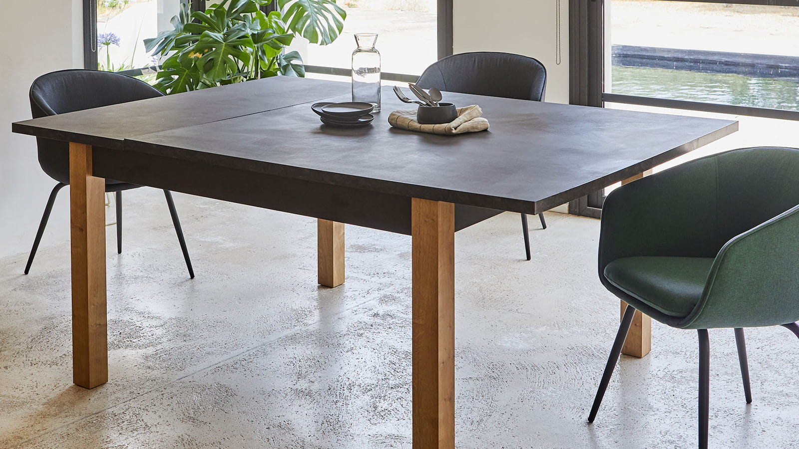 Table au décor brut