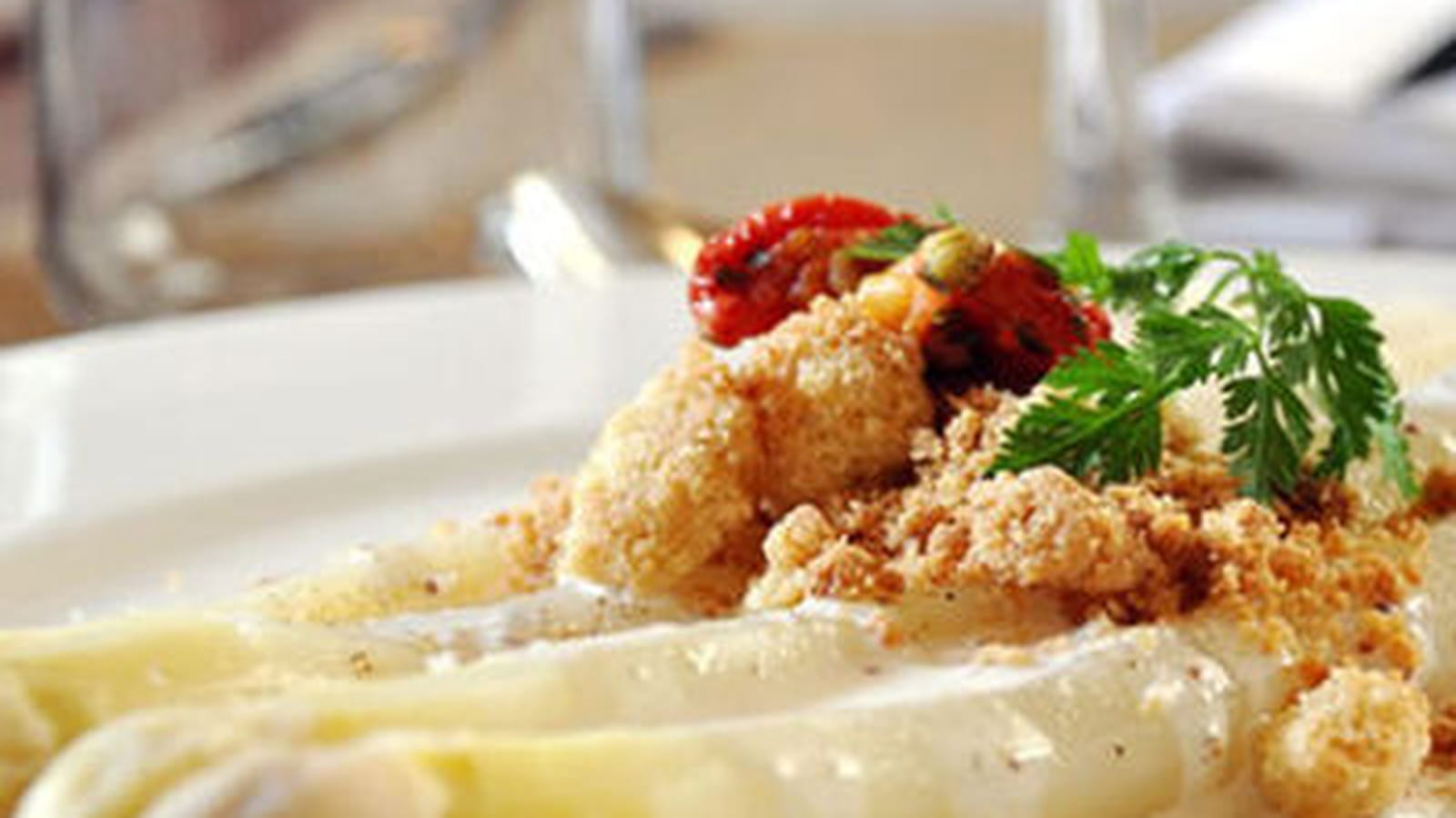 Asperges tièdes, crumble au parmesan