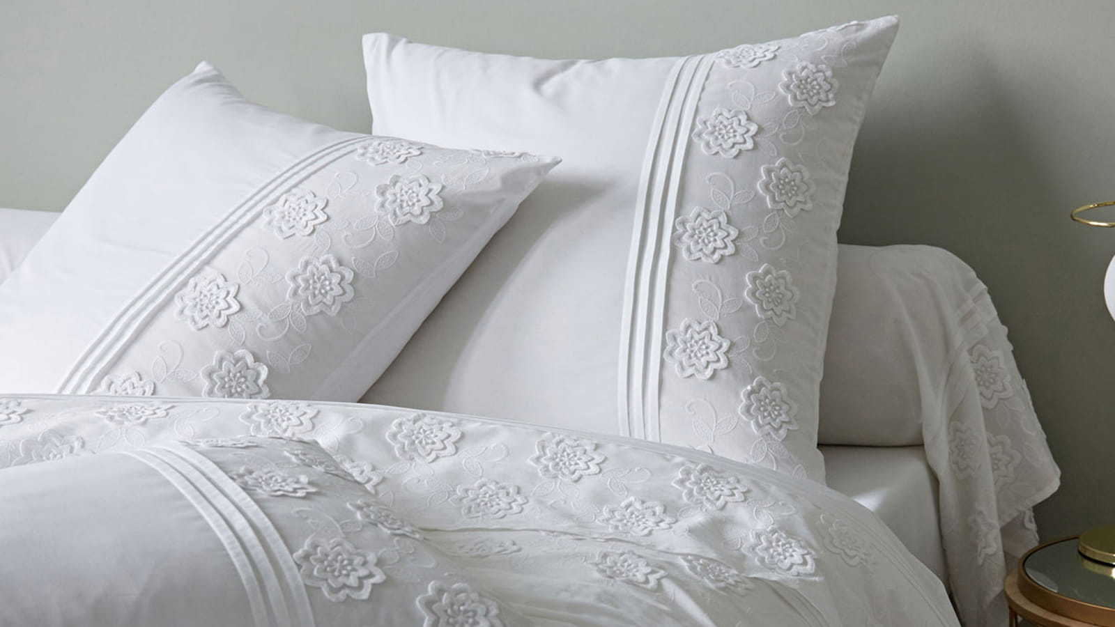 Du linge de lit brodé