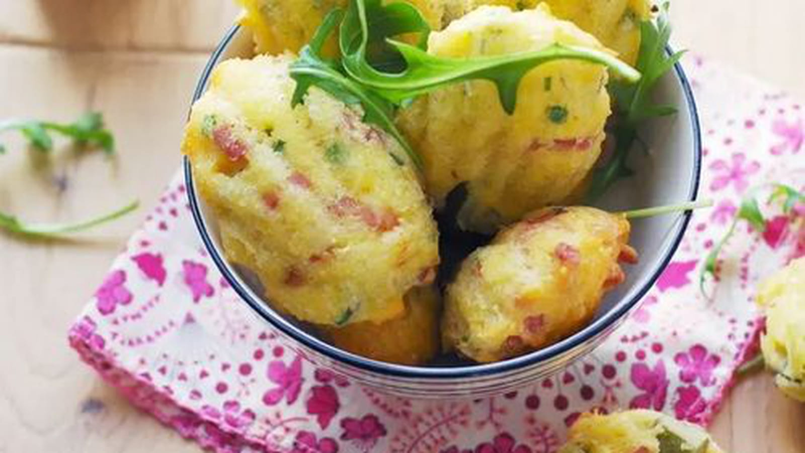 Madeleines apéritives aux lardons et cornichons