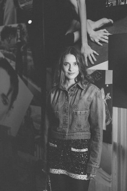 Rebecca Marder en veste en jean au d&eacute;fil&eacute; Chanel printemps-&eacute;t&eacute; 2023