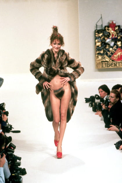 Carla Bruni lors d'un défilé Vivienne Westwood en 1997