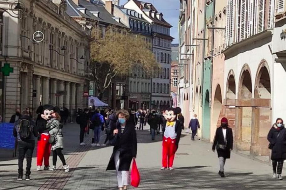 Mickey et Donald sévissent sur les passantes de Strasbourg