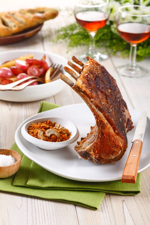 Carré d'agneau en coûte de sel et crumble de noix de cajou