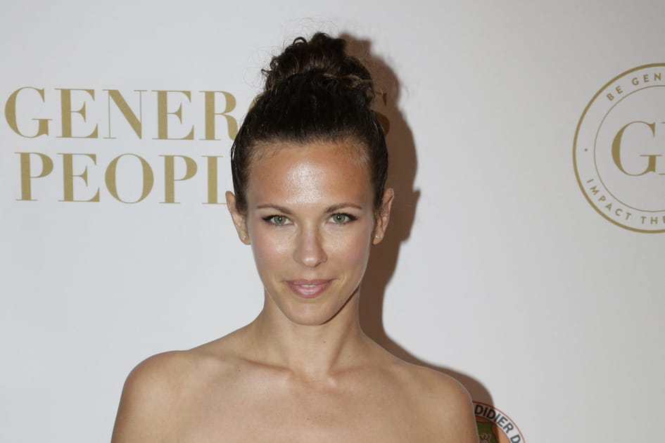 Lorie, f&eacute;&eacute;rique avec son chignon haut boucl&eacute;