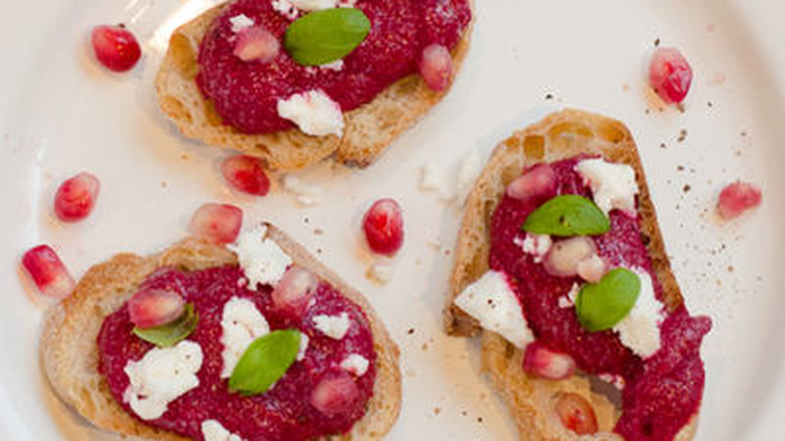 Crème de betterave à la feta et basilic  