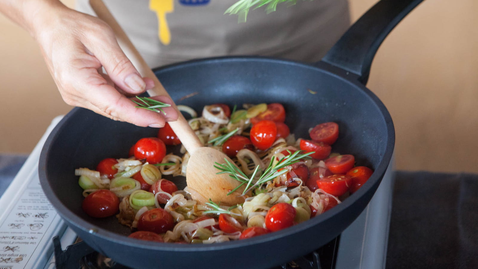 Faire revenir les tomates et le romarin