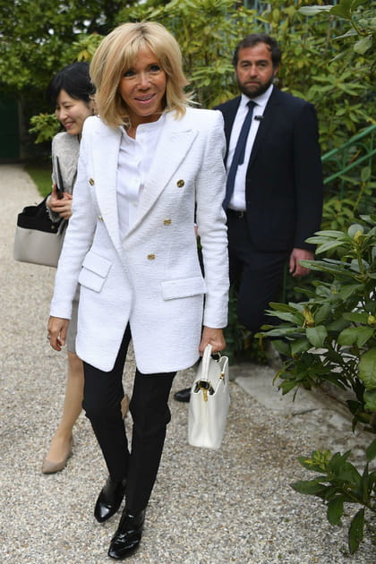 FLOP&nbsp;: Brigitte Macron en blazer blanc oversize