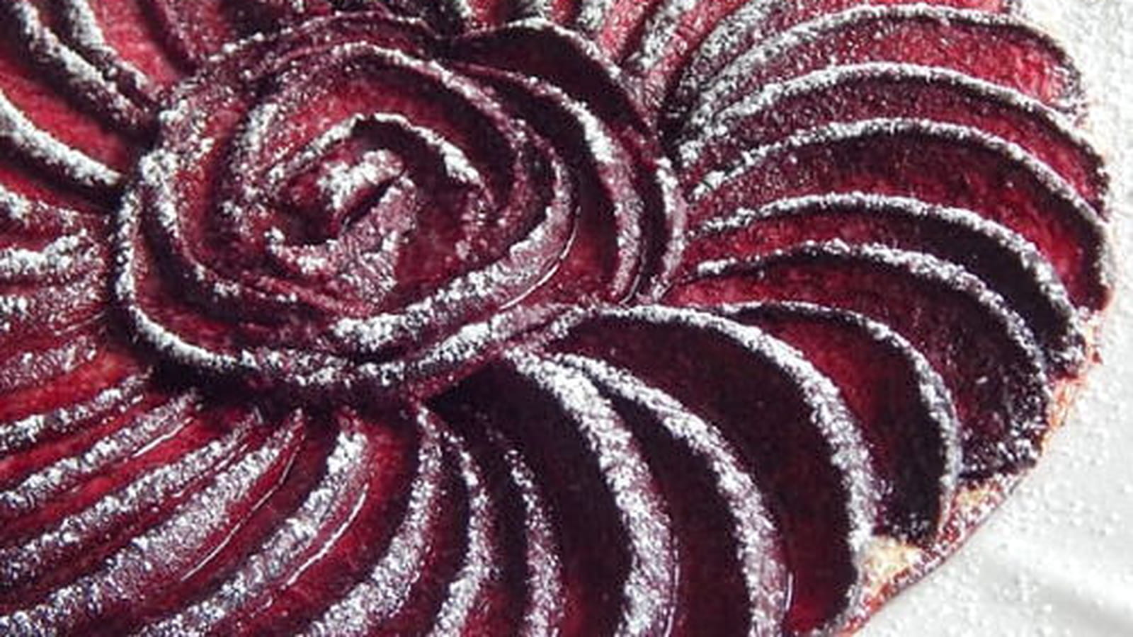 Tortilla-tarte fine aux pêches de vigne rouges