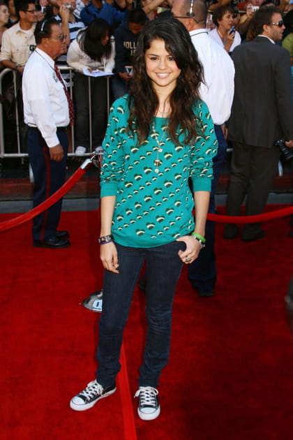 Selena Gomez en pull vert imprim&eacute;