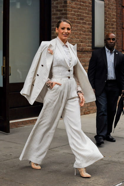 Blake Lively en costume trois pièces crème