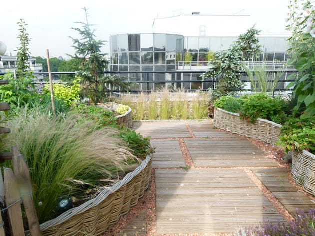 Planches et briques pilées au sol