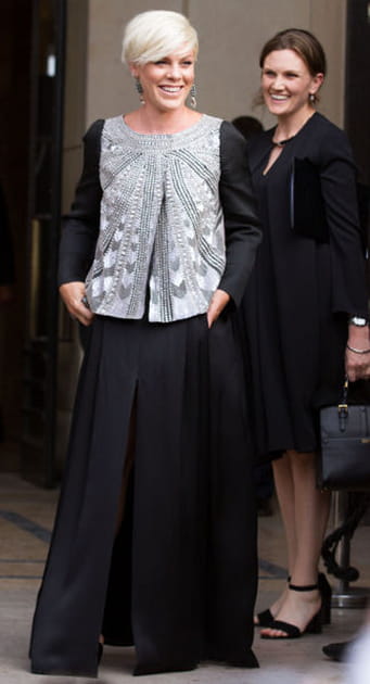 Pink, souriante au défilé Giorgio Armani Privé