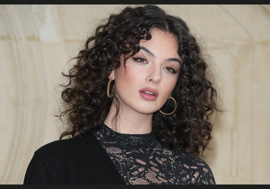 La cascade de boucles de Deva Cassel