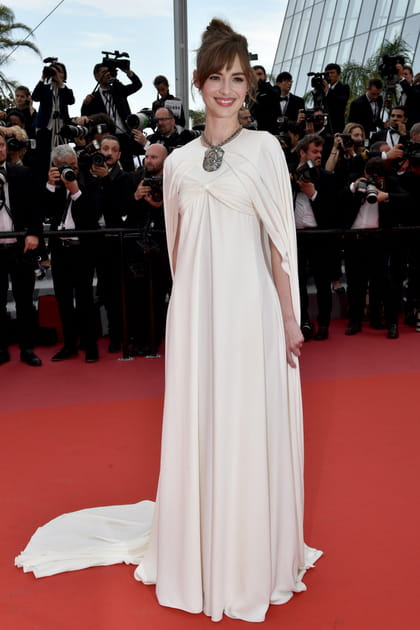 Louise Bourgoin en robe blanche drappée à traîne Giambattista Valli couture