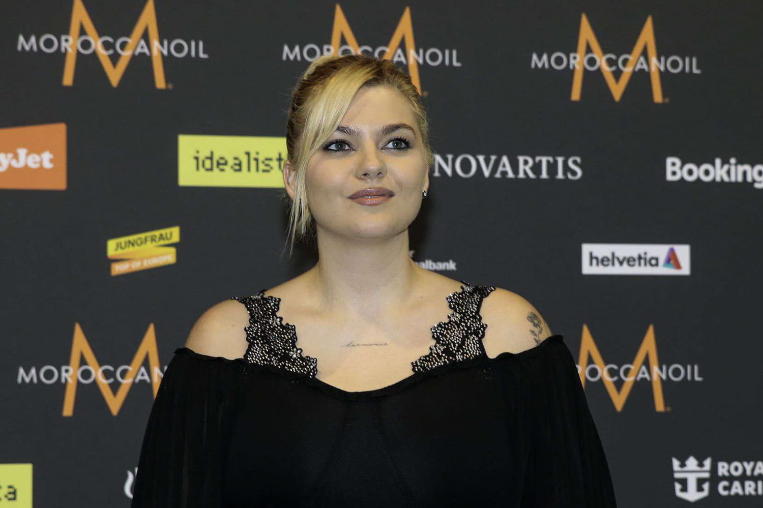 Louane had adopted it before everyone else, today this garment makes a dazzling return