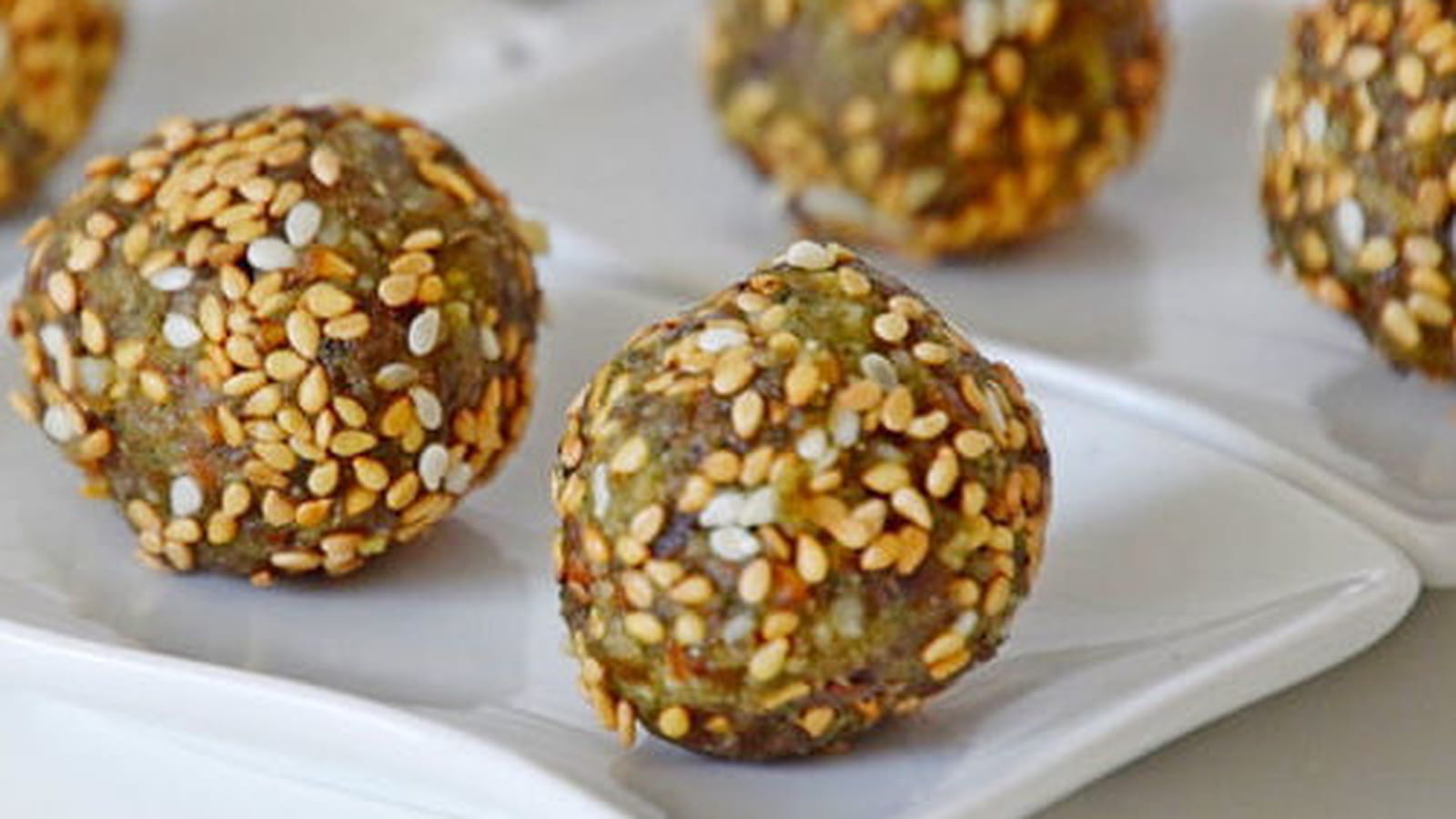 Boules (barres) aux dattes et aux noix, linette et spiruline, vegan