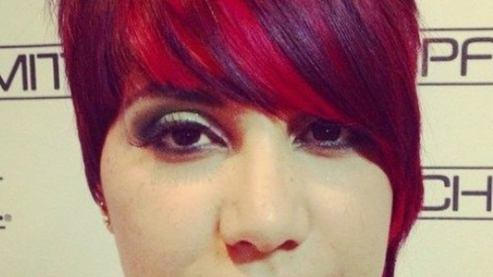 Coupe courte rouge asymétrique