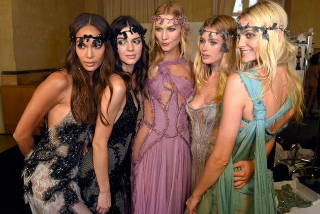 Joan Smalls, Kendall Jenner, Karlie Kloss, Doutzen Kroes et Caroline Trentini en backstage du d&eacute;fil&eacute; Atelier Versace