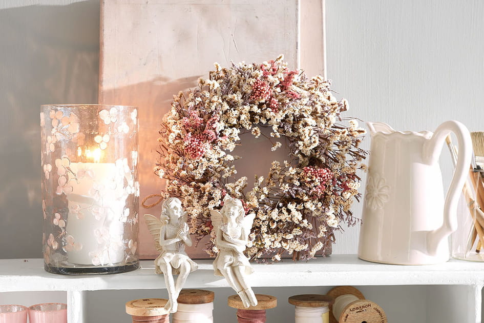D&eacute;licate, cette couronne de fleurs fait patienter la maison jusqu'au printemps
