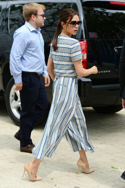Victoria Beckham en combinaison rayée à manches courtes et escarpins nude