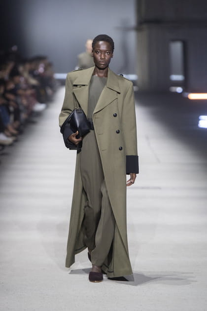 Manteau long et robe en maille kaki aper&ccedil;us sur le d&eacute;fil&eacute; Tod's