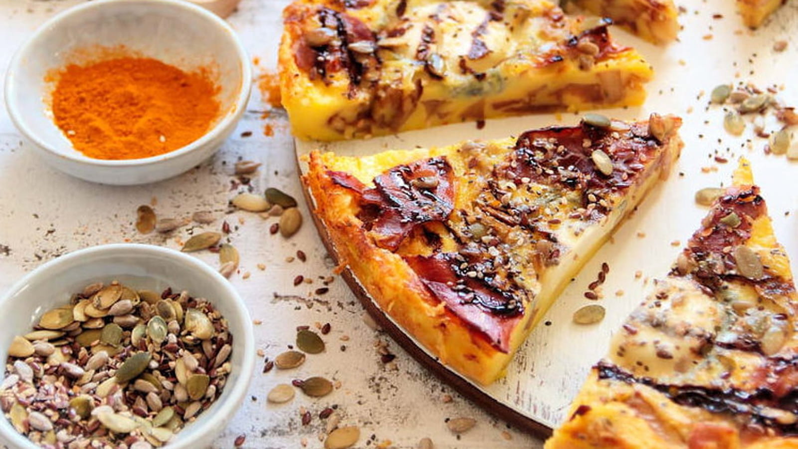 Quiche sans pâte aux pommes, chèvre et jambon cru
